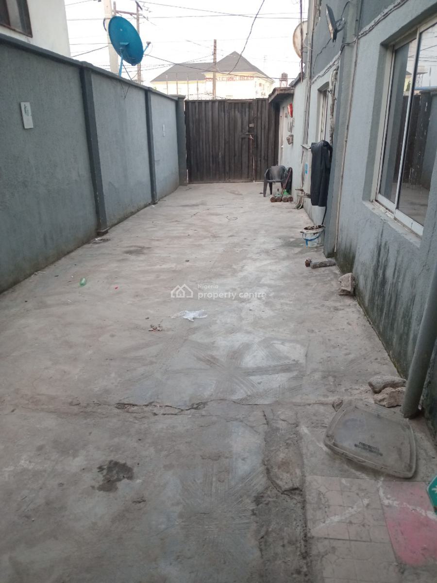 3-bedroom Flat on a 3rd Floor, Oyadiran Estate, Sabo, Yaba, Lagos, Flat / Apartment for Rent