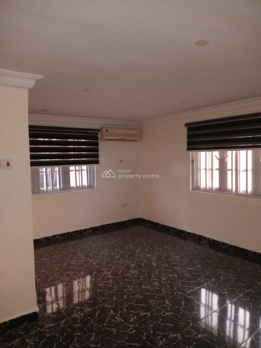 3-bedroom Flat on a 3rd Floor, Oyadiran Estate, Sabo, Yaba, Lagos, Flat / Apartment for Rent