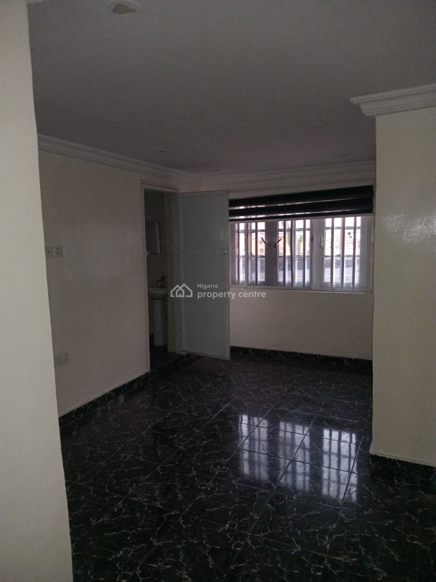 3-bedroom Flat on a 3rd Floor, Oyadiran Estate, Sabo, Yaba, Lagos, Flat / Apartment for Rent
