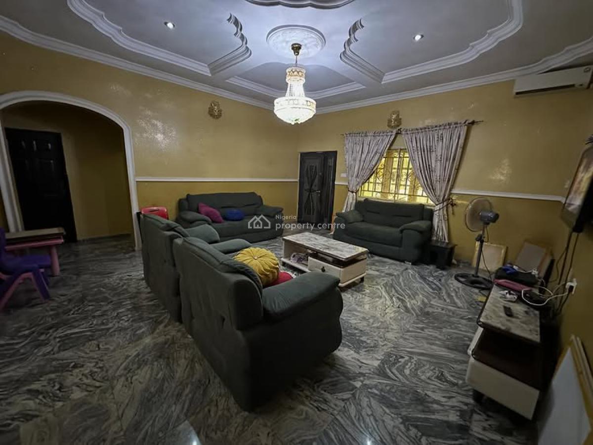 Standard 3 Bedroom Bungalow with 2bq Sitting on 560 Sqm, Lugbe District, Abuja, Detached Bungalow for Sale