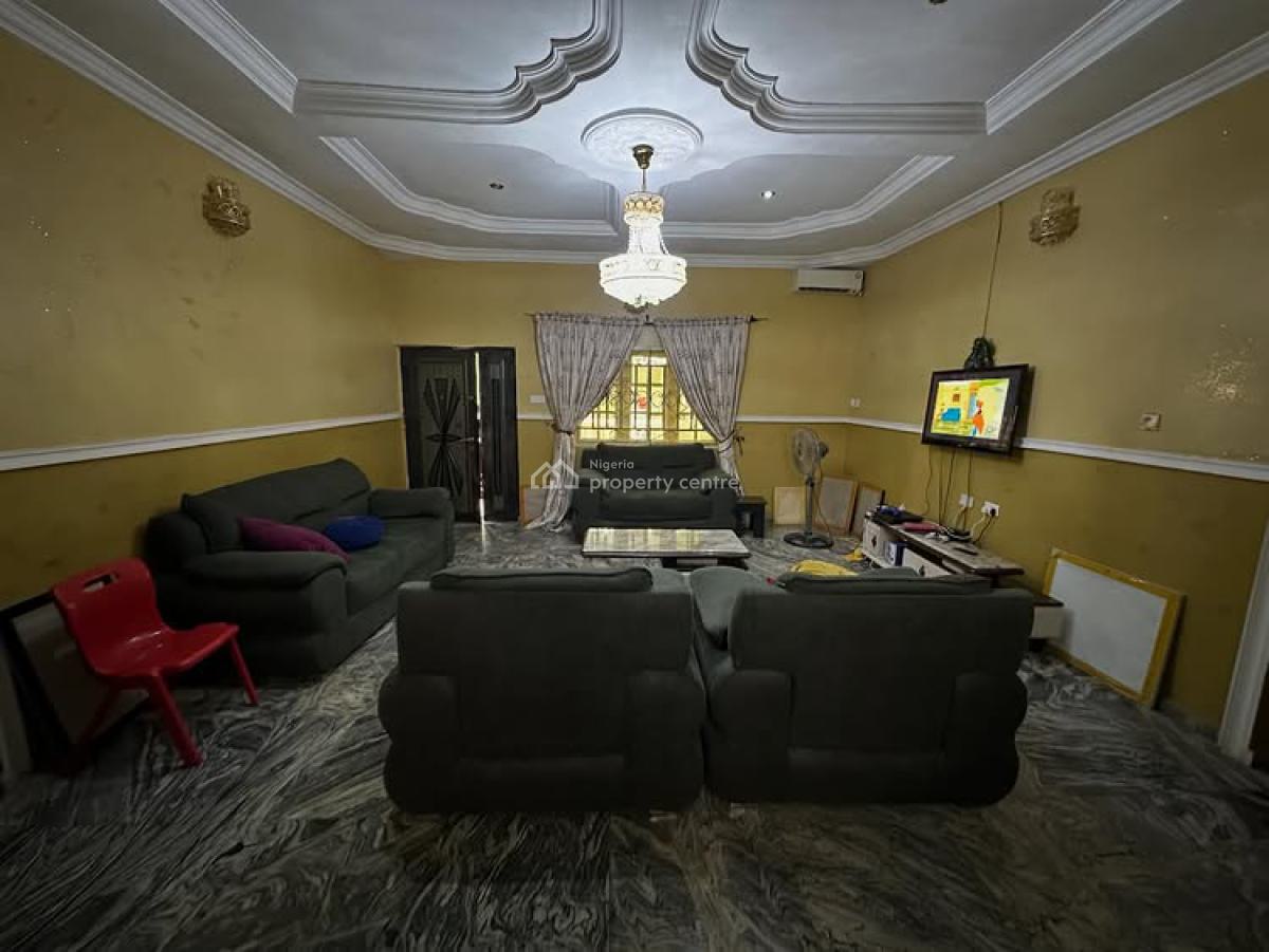 Standard 3 Bedroom Bungalow with 2bq Sitting on 560 Sqm, Lugbe District, Abuja, Detached Bungalow for Sale