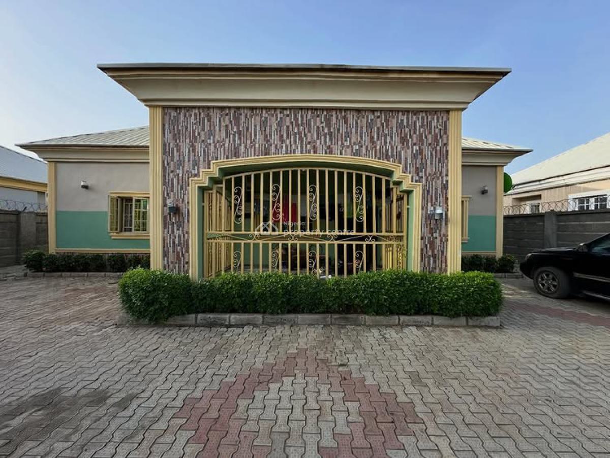 Standard 3 Bedroom Bungalow with 2bq Sitting on 560 Sqm, Lugbe District, Abuja, Detached Bungalow for Sale
