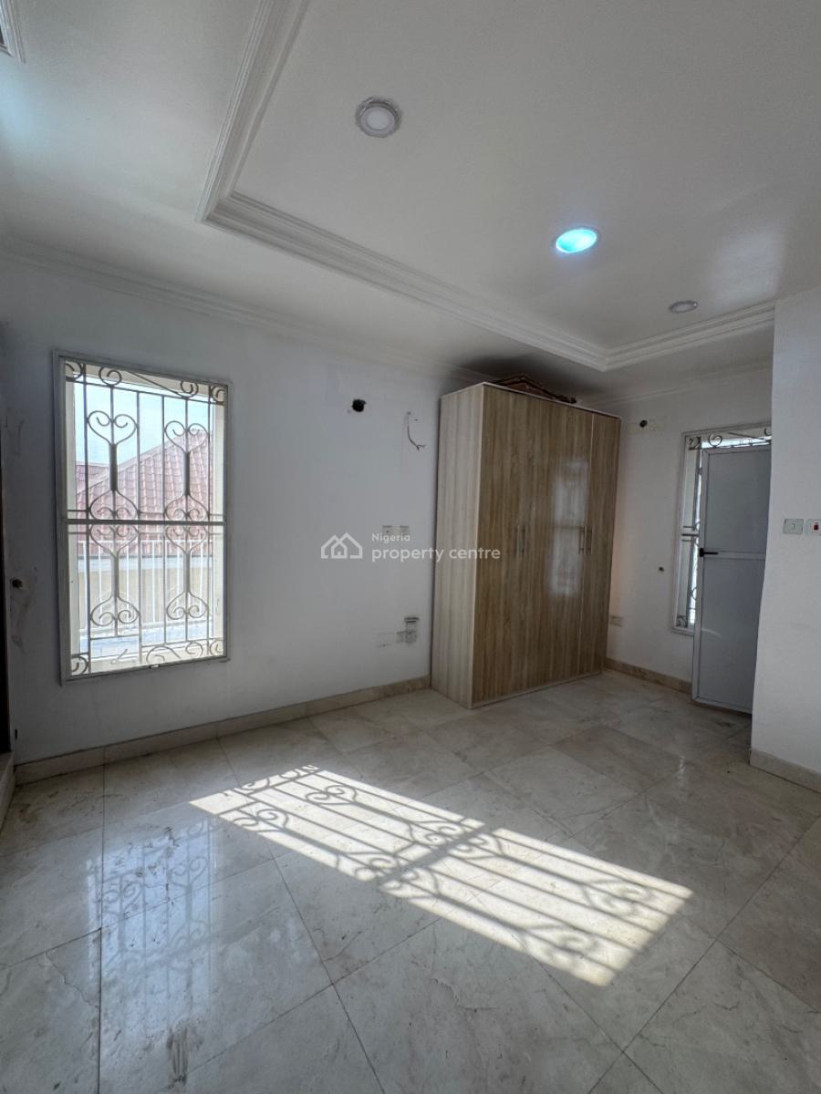 Spacious Three (3) Bedroom Apartment, Lekki Phase 1, Lekki, Lagos, Flat / Apartment for Rent