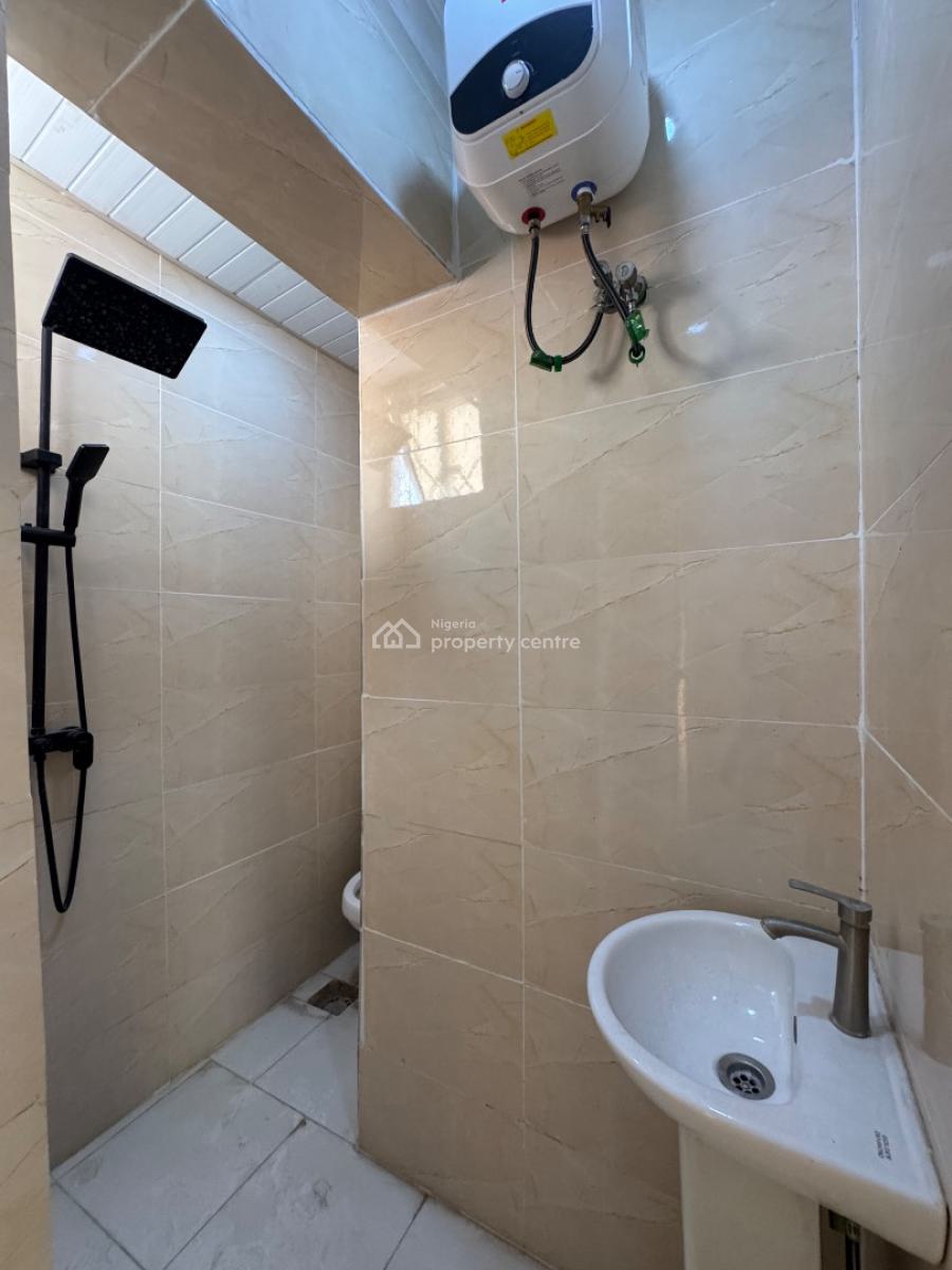 Spacious Three (3) Bedroom Apartment, Lekki Phase 1, Lekki, Lagos, Flat / Apartment for Rent