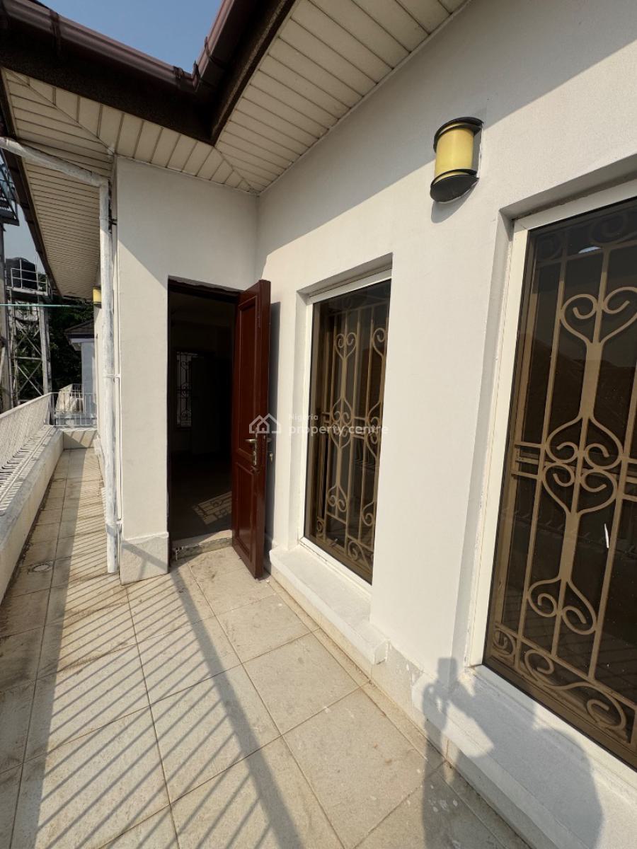 Spacious Three (3) Bedroom Apartment, Lekki Phase 1, Lekki, Lagos, Flat / Apartment for Rent