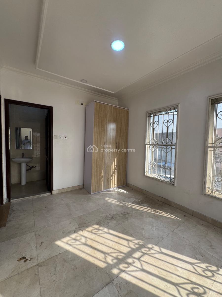 Spacious Three (3) Bedroom Apartment, Lekki Phase 1, Lekki, Lagos, Flat / Apartment for Rent