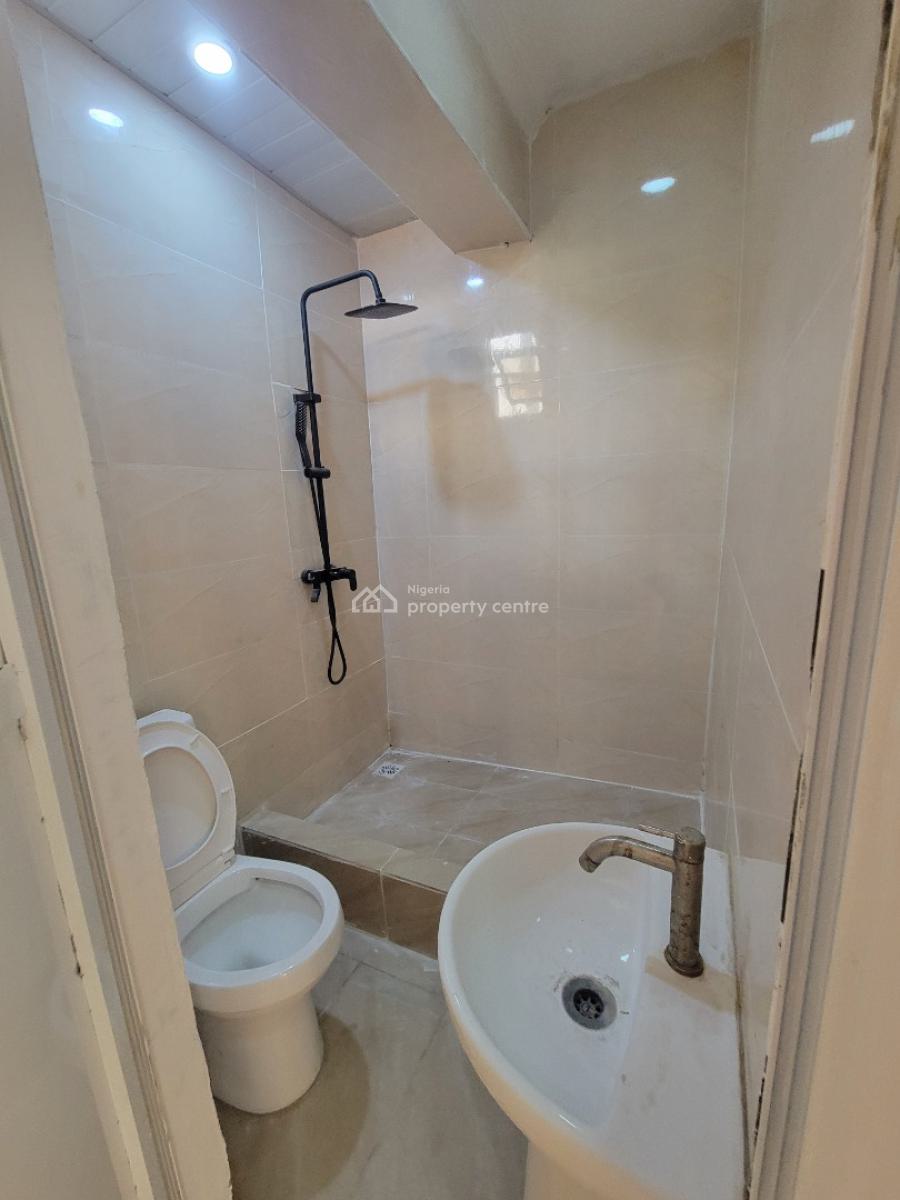 Well Built Serviced 3 Bedroom Apartment, Lekki Phase 1, Lekki, Lagos, Flat / Apartment for Rent