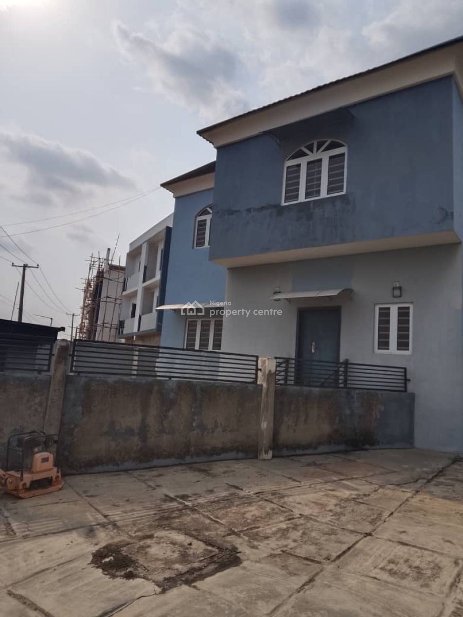 3 Bedroom Flat Upstairs  in a Secured Estate, Gateway Zone Estate, Gra Phase 1, Magodo, Lagos, Flat / Apartment for Rent