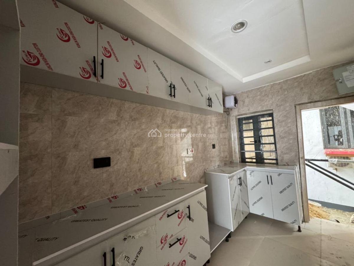 Spacious 3 Bedroom, Ologolo, Lekki, Lagos, Flat / Apartment for Rent