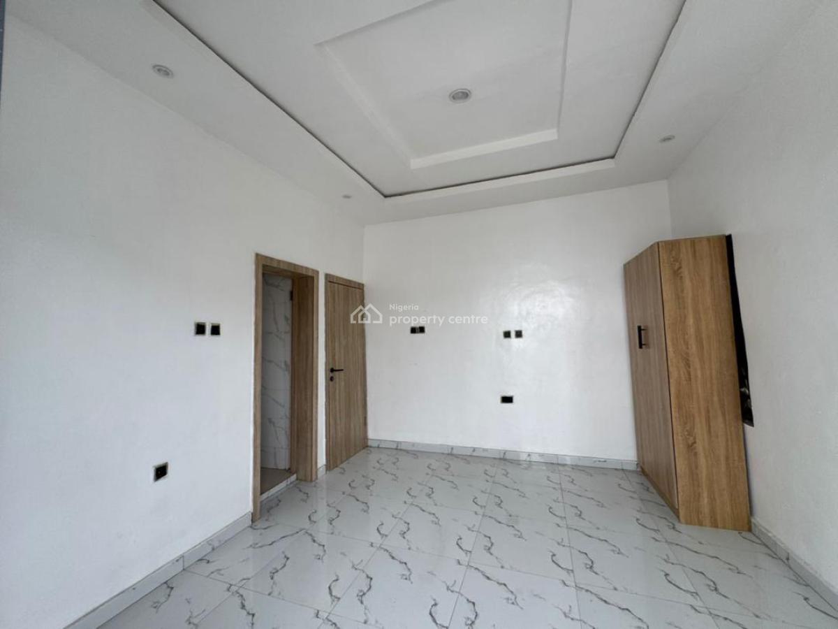 Spacious 3 Bedroom, Ologolo, Lekki, Lagos, Flat / Apartment for Rent