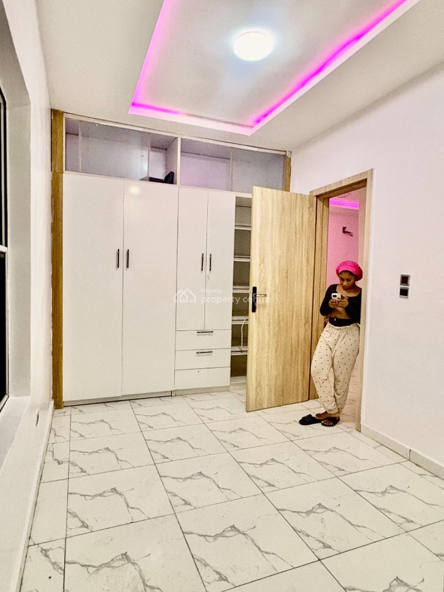 Room Upstairs with Shared Kitchen with Swimming Pool & Gym, Before Orchid Enyo Filling Station By Lekki 2nd Toll Gate, Lekki, Lagos, Flat / Apartment for Rent