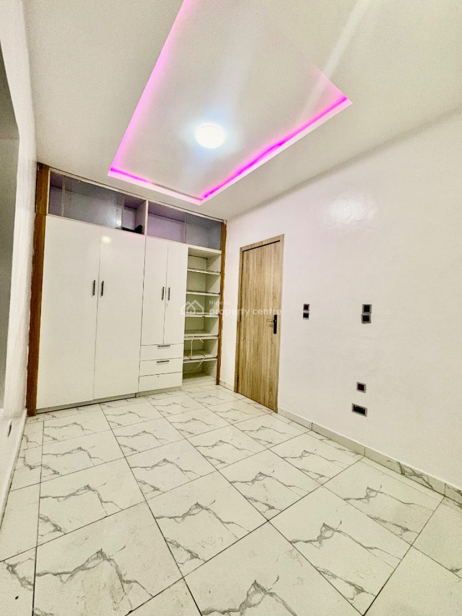 Room Upstairs with Shared Kitchen with Swimming Pool & Gym, Before Orchid Enyo Filling Station By Lekki 2nd Toll Gate, Lekki, Lagos, Flat / Apartment for Rent