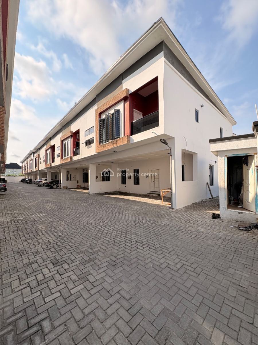 Room Upstairs with Shared Kitchen with Swimming Pool & Gym, Before Orchid Enyo Filling Station By Lekki 2nd Toll Gate, Lekki, Lagos, Flat / Apartment for Rent