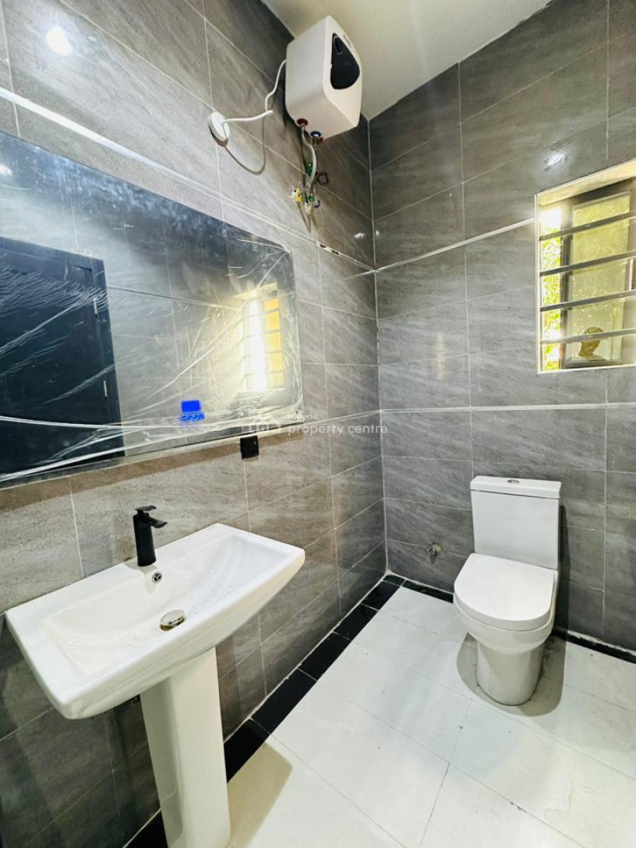 Neatly Built 3 Bedrooms Apartment with Elevator, Lekki Phase 1, Lekki, Lagos, Flat / Apartment for Rent