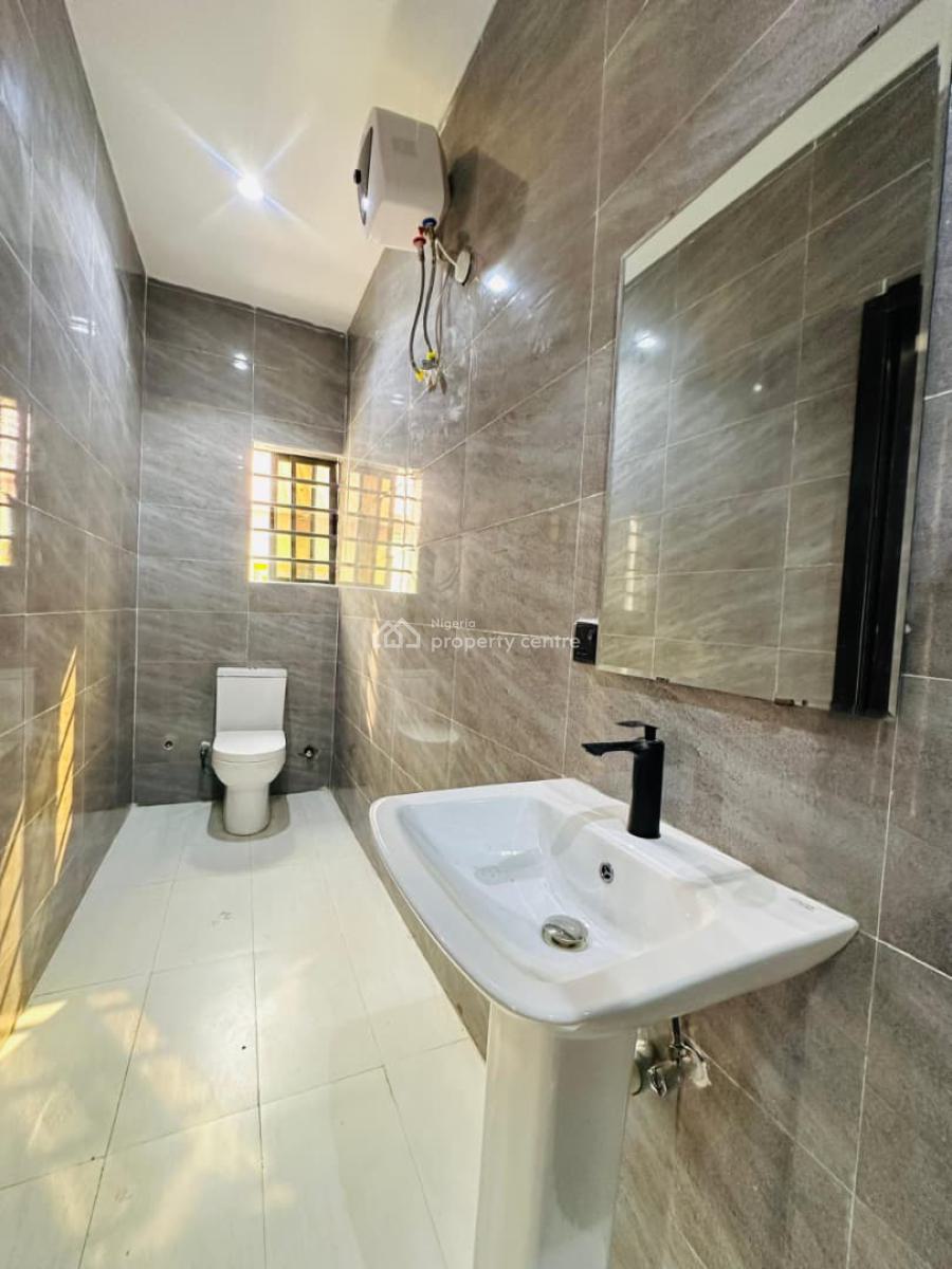 Neatly Built 3 Bedroom Apartment with Elevator & Bq, Lekki Phase 1, Lekki, Lagos, Flat / Apartment for Rent