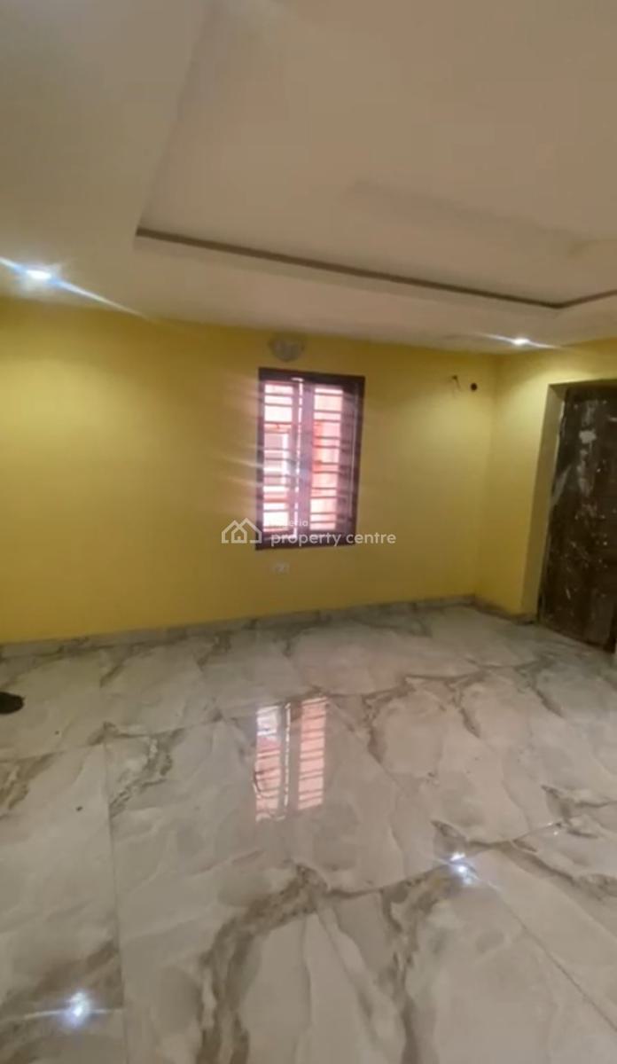 3bedroom Upstairs  Rt: 6m per Year  Location : Alagomeji Yaba, Alagomeji, Yaba, Lagos, Flat / Apartment for Rent