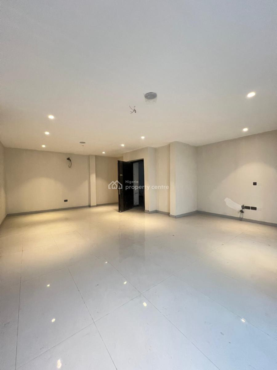 Spacious 2 Bedroom Apartment with and Elevator Suitable for Investment, Lekki Phase 1, Lekki, Lagos, Block of Flats for Sale