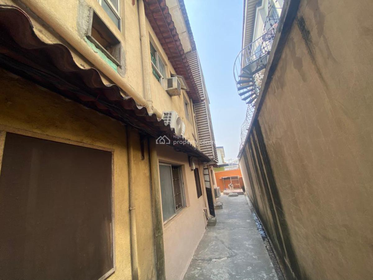 800 Sqm Residential Land with 5 Flats Building on 3 Floors Available, Surulere Road, Animashaun, Surulere, Lagos, Block of Flats for Sale