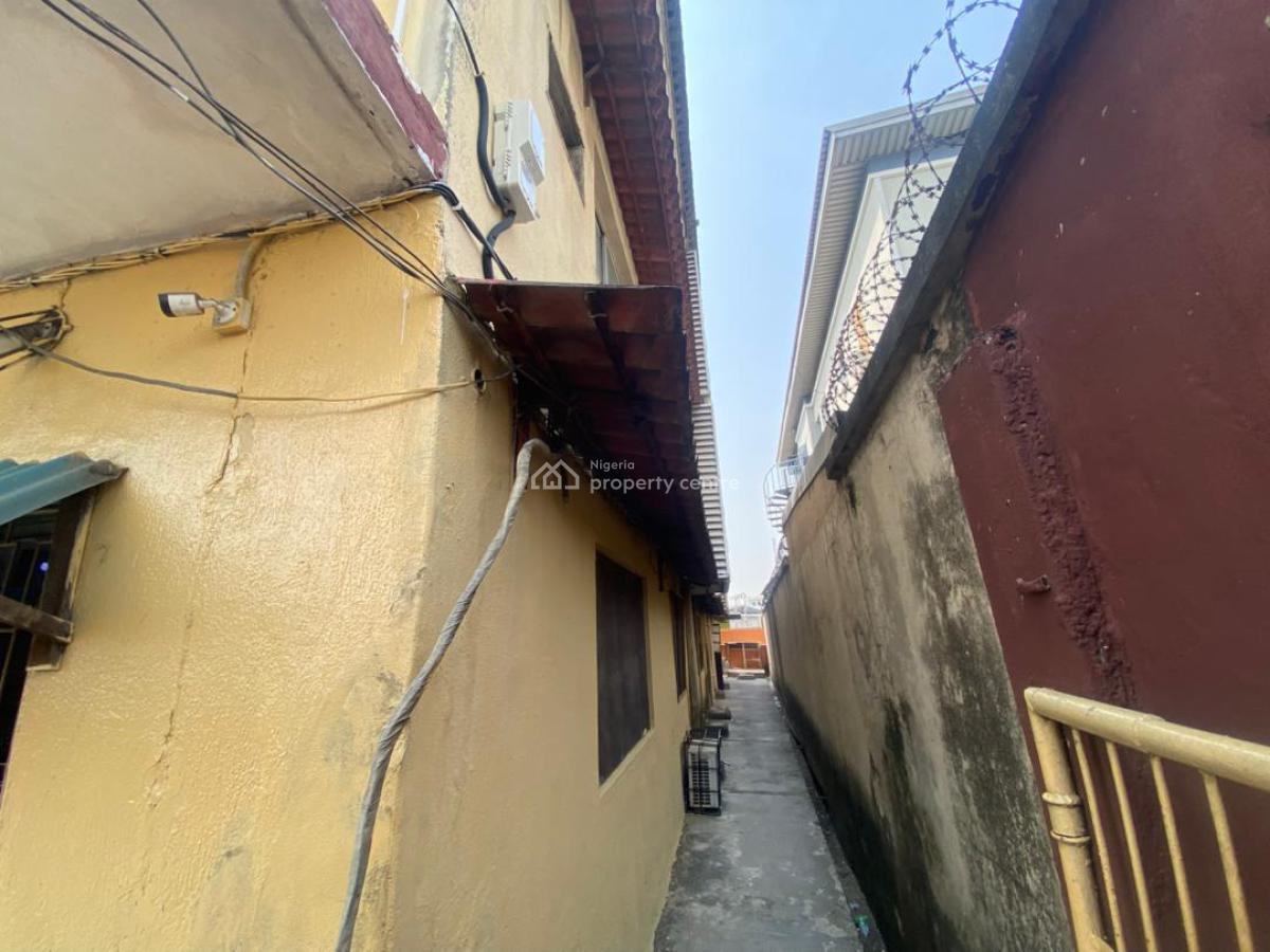 800 Sqm Residential Land with 5 Flats Building on 3 Floors Available, Surulere Road, Animashaun, Surulere, Lagos, Block of Flats for Sale