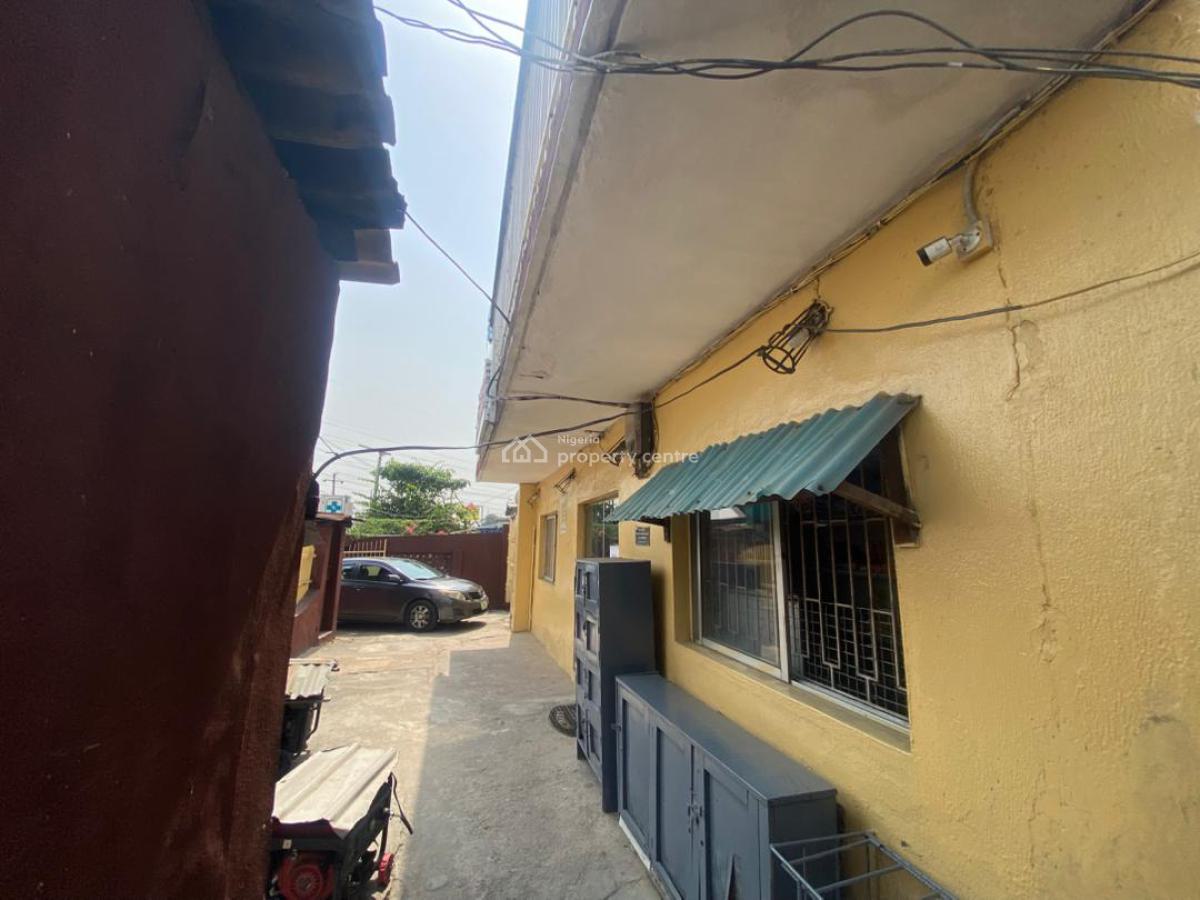 800 Sqm Residential Land with 5 Flats Building on 3 Floors Available, Surulere Road, Animashaun, Surulere, Lagos, Block of Flats for Sale