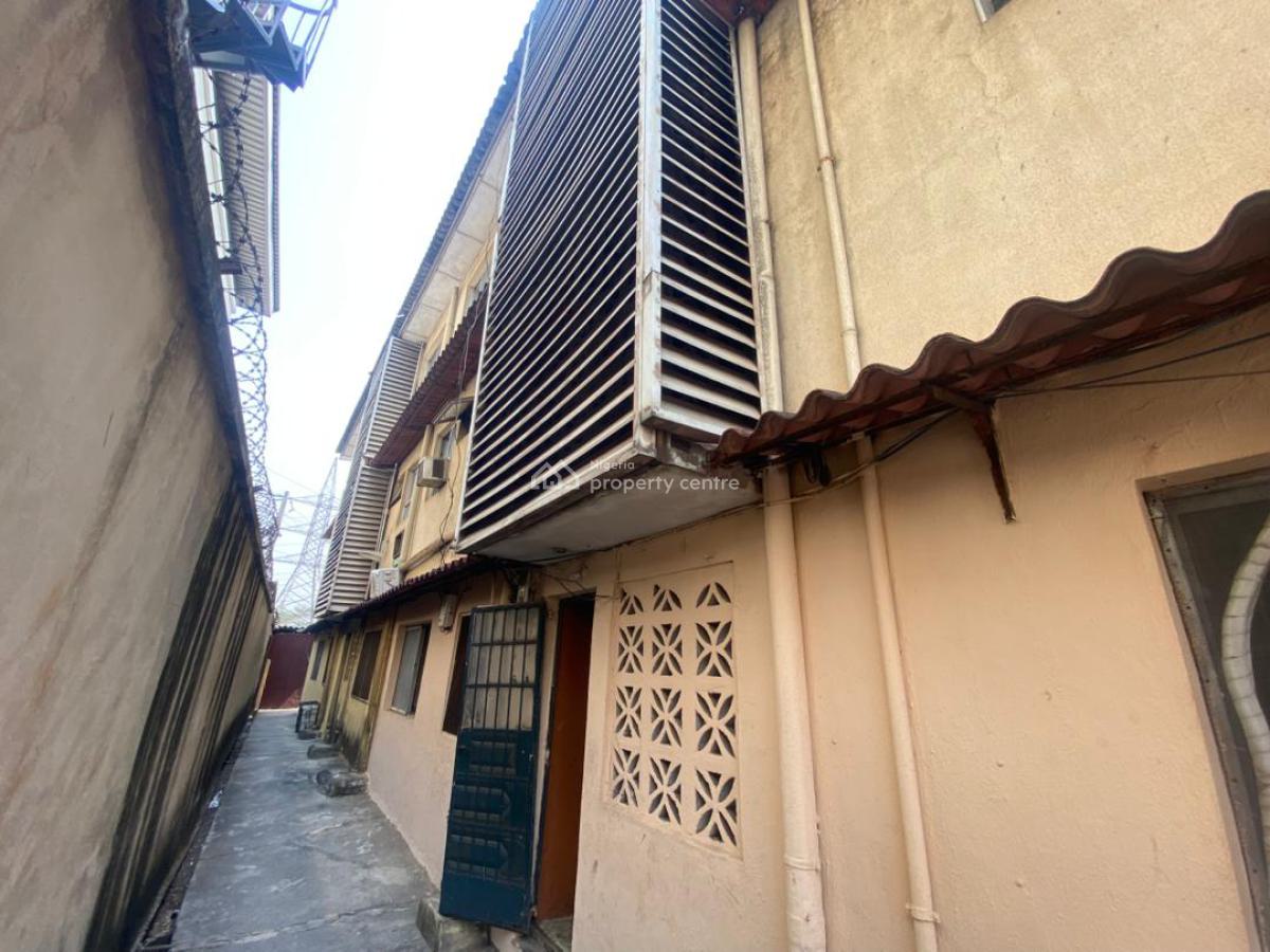 800 Sqm Residential Land with 5 Flats Building on 3 Floors Available, Surulere Road, Animashaun, Surulere, Lagos, Block of Flats for Sale