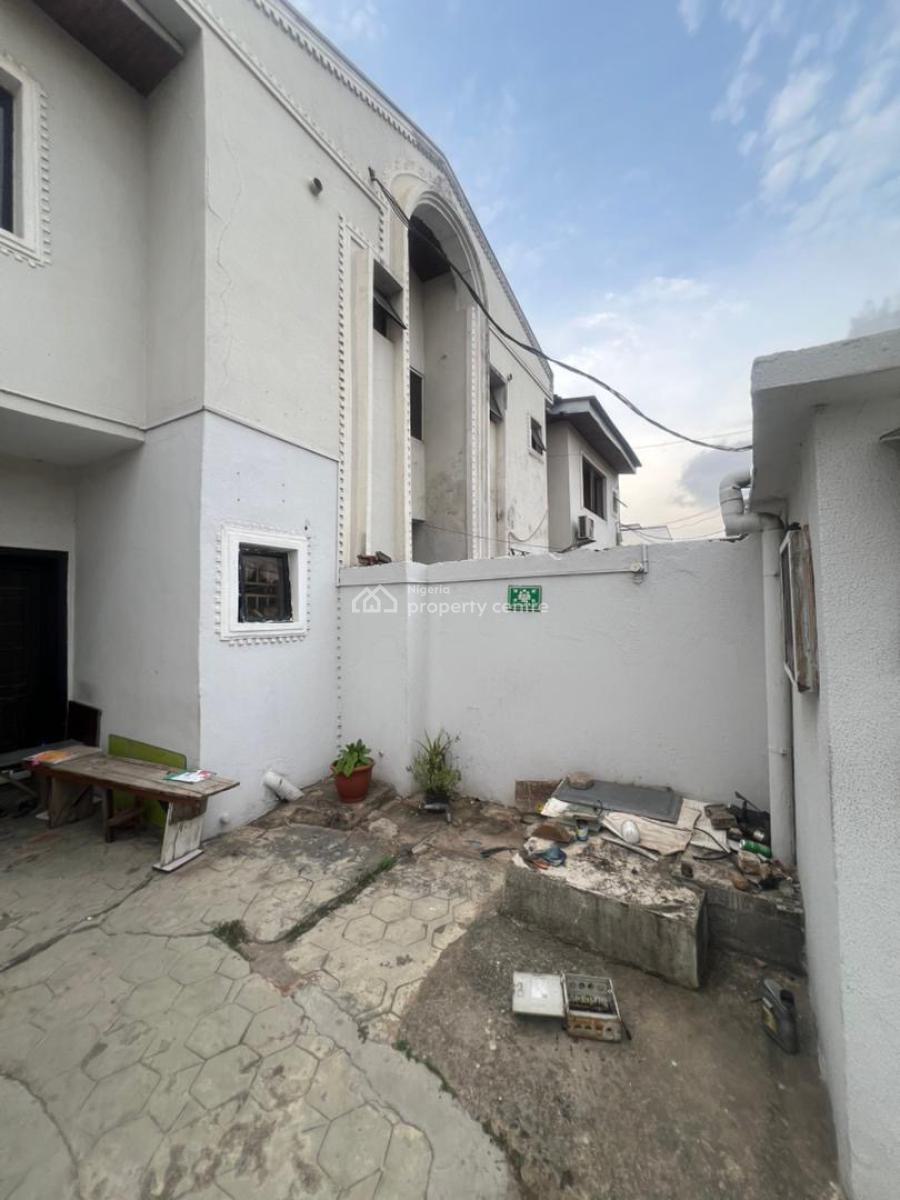 Renovatable Corner Piece Sitting on 950sqm Within Secured Zone, Gra Phase 1, Magodo, Lagos, Detached Duplex for Sale
