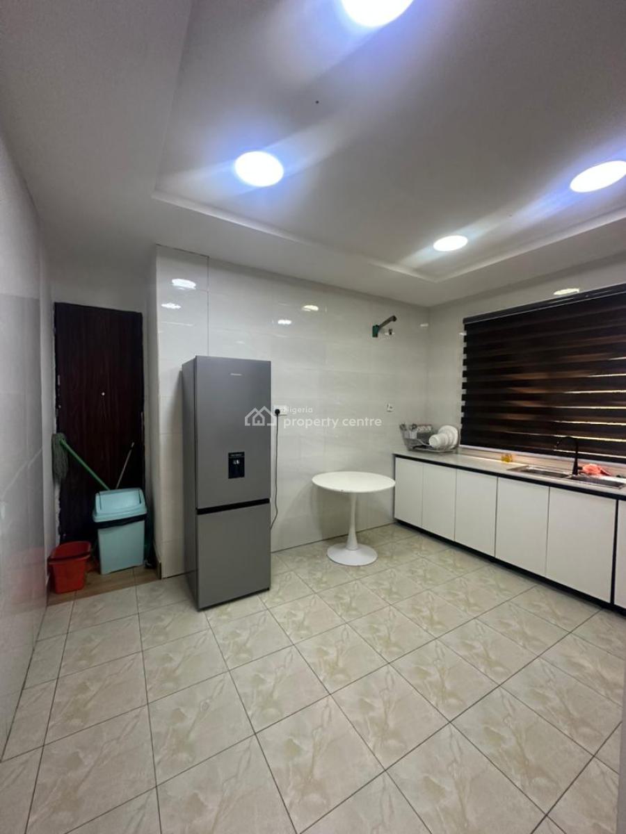 Well Maintained 3 Bedrooms Apartment, Lekki Phase 1, Lekki, Lagos, Flat / Apartment for Rent