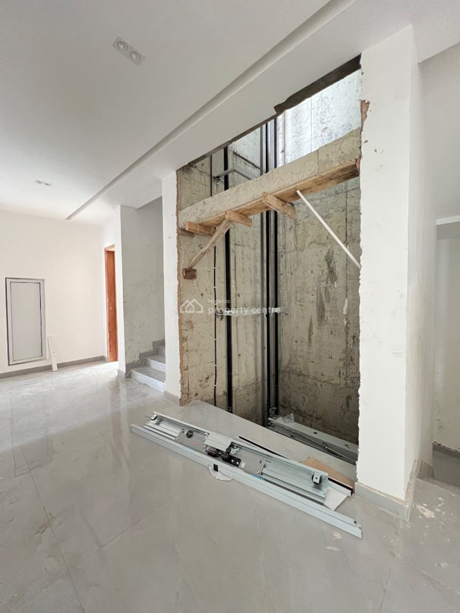 Spacious 2 Bedrooms Apartment with and Elevator and Swimming Pool, Lekki Phase 1, Lekki, Lagos, Flat / Apartment for Sale