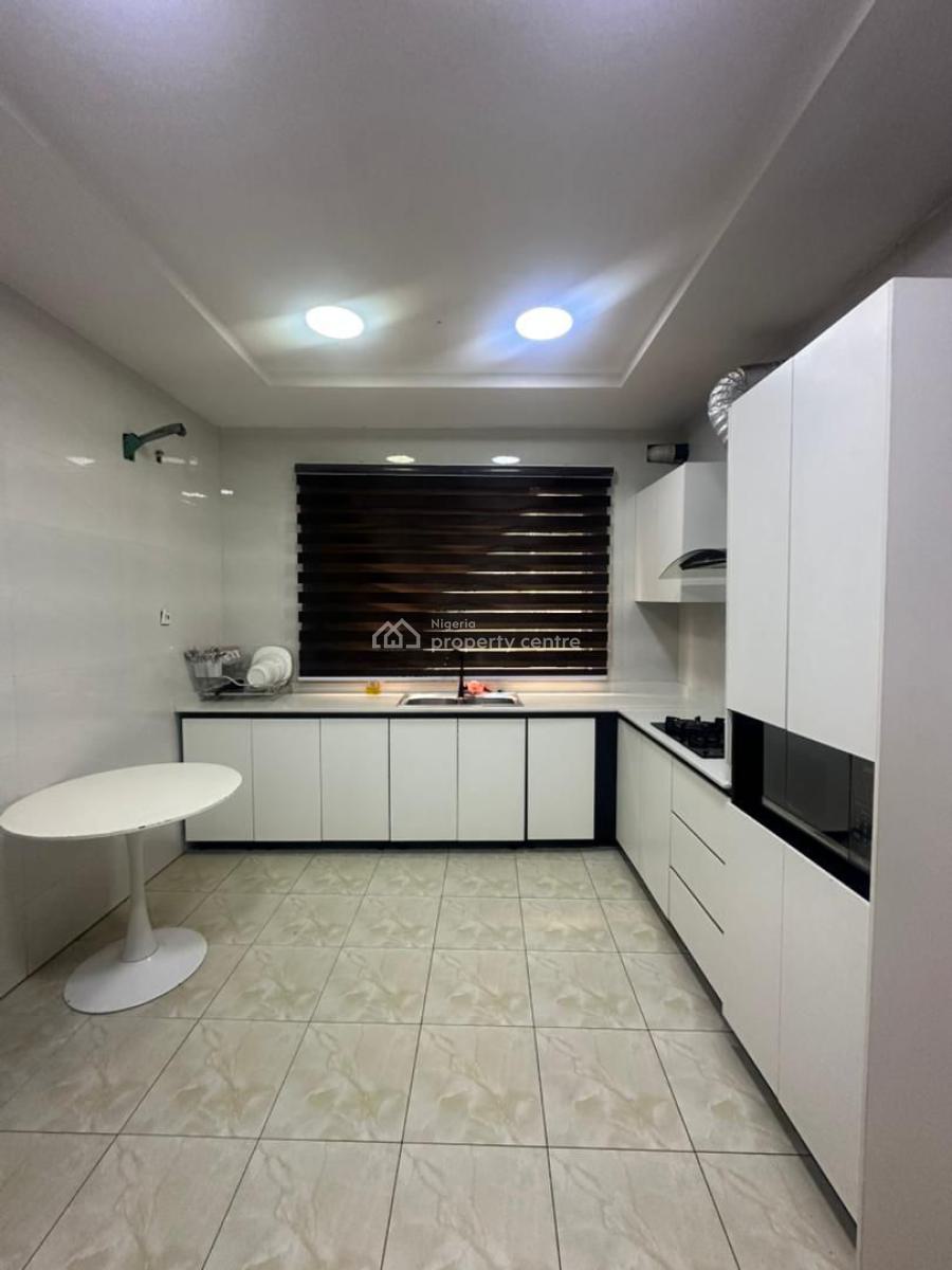 Well Maintained 3 Bedrooms Apartmemt, Lekki Phase 1, Lekki, Lagos, Flat / Apartment for Rent