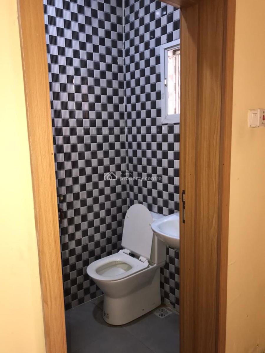 Well Maintained 2 Bedroom Apartment, Lekki Phase 1, Lekki, Lagos, Flat / Apartment for Rent