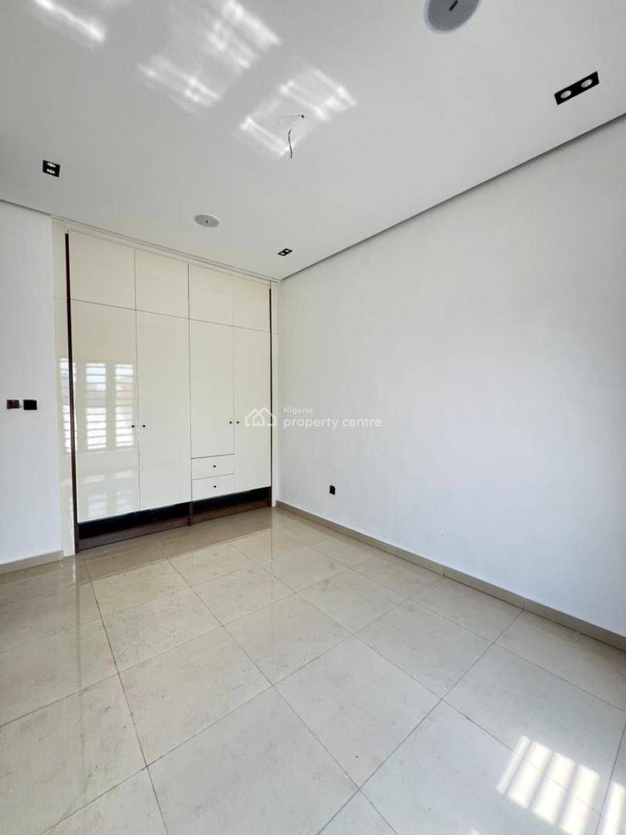 Spacious 2 Bedroom Apartment, Lekki Phase 1, Lekki, Lagos, Flat / Apartment for Sale