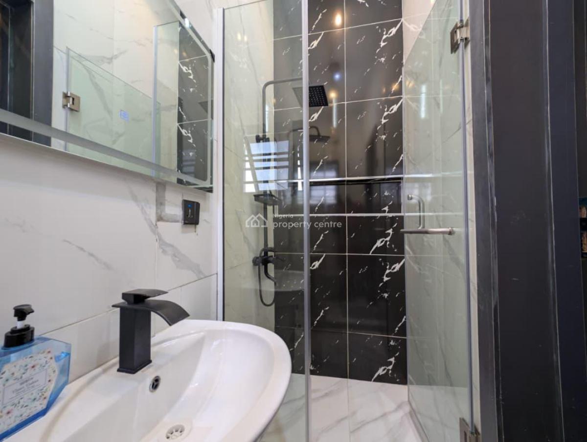 Luxury 2 Bedroom in Olarewaju Ninalowo  Fola Osinbo, Lekki Phase 1, No5 Olarewaju Ninalowo  Fola Osinbo, Lekki Phase 1, Lekki Phase 1, Lekki, Lagos, Flat / Apartment Short Let