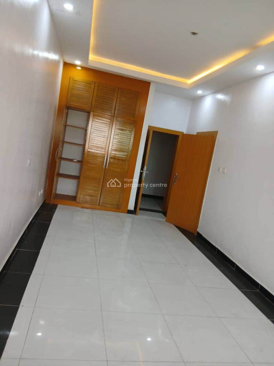 Massive 3bdroom Apt Upstairs, Eleganza Estate, By Omchevron Toll Gate, Eleganza Estate, Chevron Toll Gate, Lekki, Lagos, Flat / Apartment for Rent