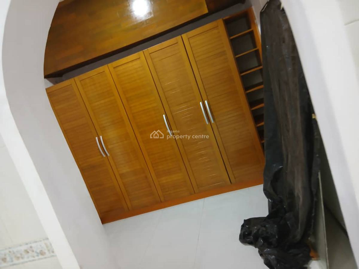Massive 3bdroom Apt Upstairs, Eleganza Estate, By Omchevron Toll Gate, Eleganza Estate, Chevron Toll Gate, Lekki, Lagos, Flat / Apartment for Rent