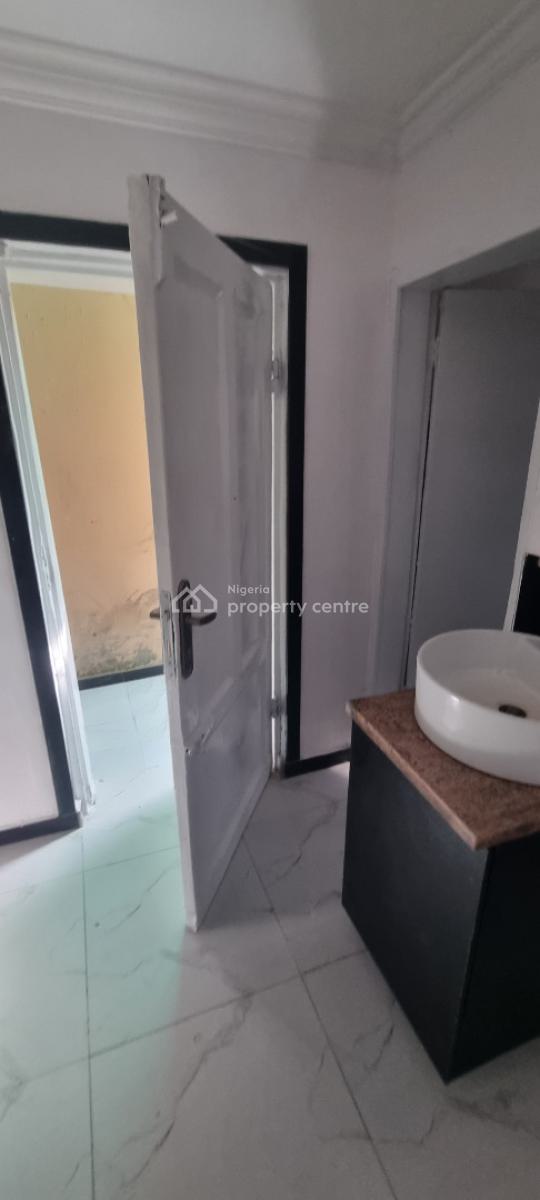 2brm Flat Apartment Back Plot Viable for Commercial, Lekki Phase1, Lekki, Lagos, Flat / Apartment for Rent