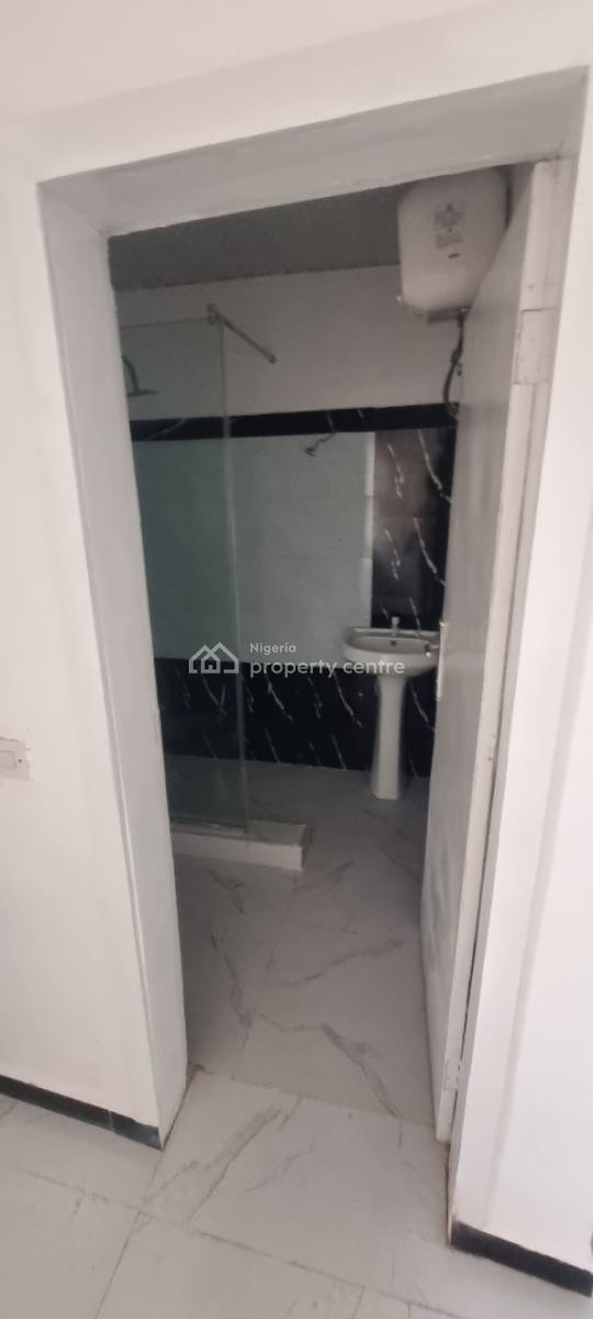 2brm Flat Apartment Back Plot Viable for Commercial, Lekki Phase1, Lekki, Lagos, Flat / Apartment for Rent