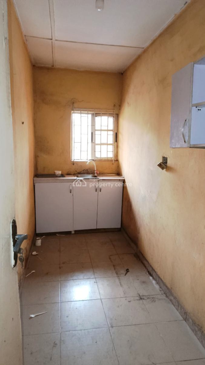 2 Bedroom Flat All En-suite, Upstairs, Directly Off Cmd Road, Ikosi, Ketu, Lagos, Flat / Apartment for Rent