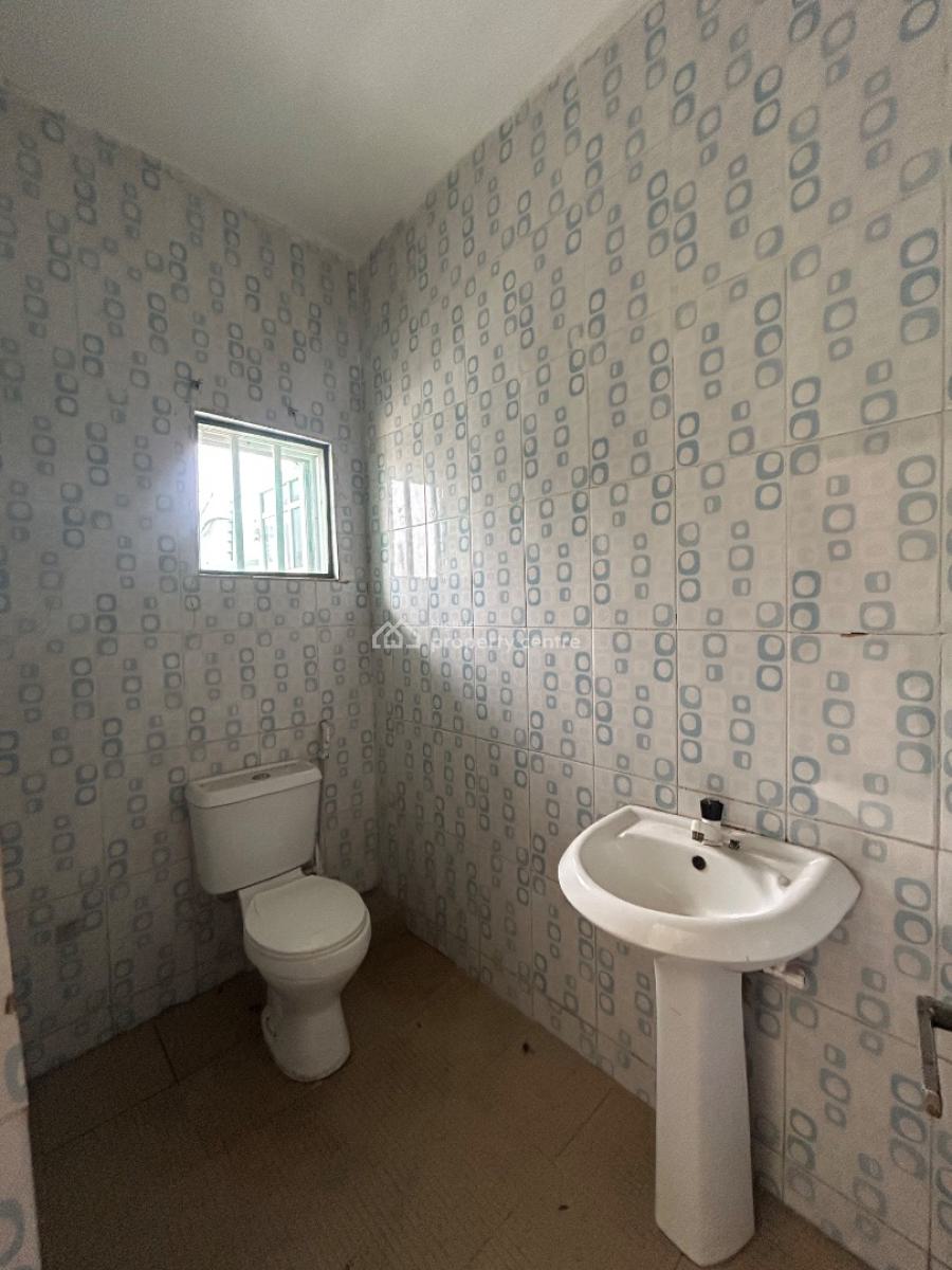 Very Decent 3 Bedrooms Apartment, Femi Soluade Street, Garden Valley Estate, Ogudu Gra Phase 1, Gra, Ogudu, Lagos, Flat / Apartment for Rent