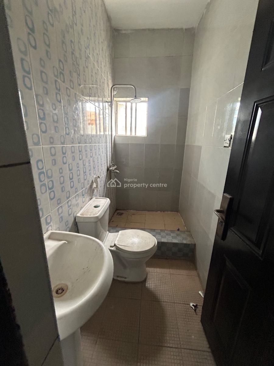 Very Decent 3 Bedrooms Apartment, Femi Soluade Street, Garden Valley Estate, Ogudu Gra Phase 1, Gra, Ogudu, Lagos, Flat / Apartment for Rent