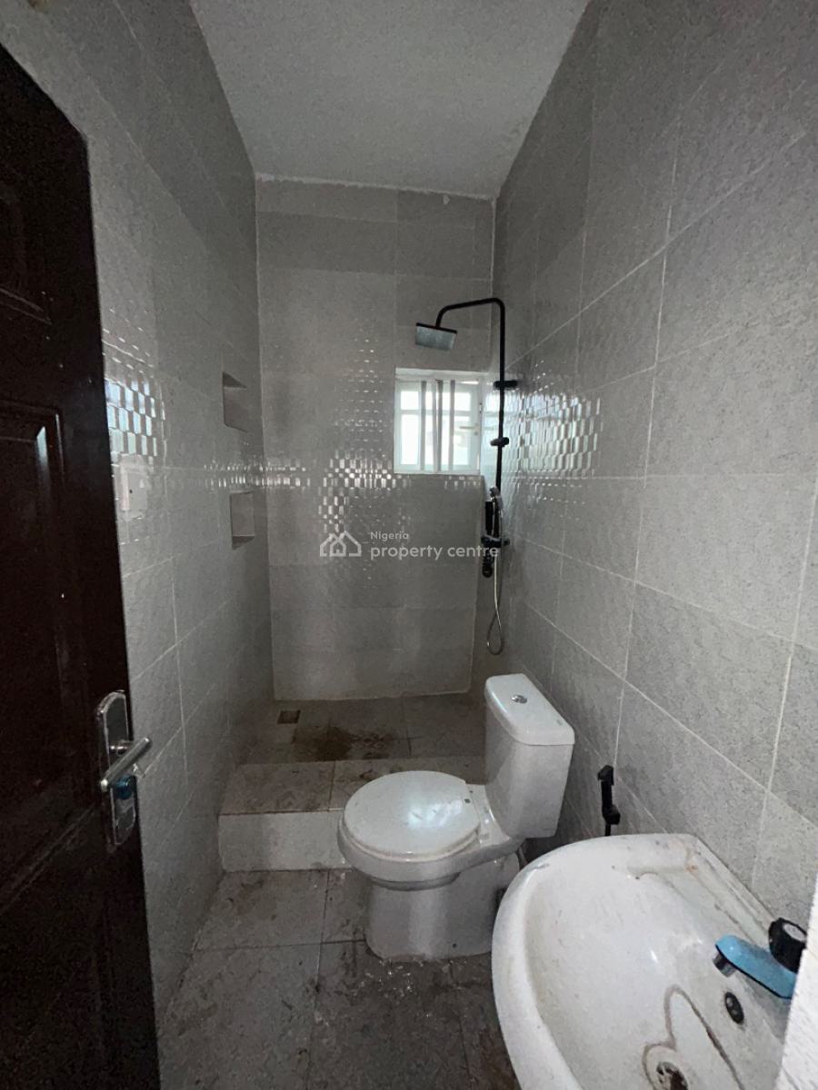 Very Decent 3 Bedrooms Apartment, Femi Soluade Street, Garden Valley Estate, Ogudu Gra Phase 1, Gra, Ogudu, Lagos, Flat / Apartment for Rent