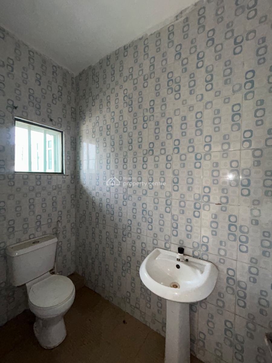 Very Decent 3 Bedrooms Apartment, Femi Soluade Street, Garden Valley Estate, Ogudu Gra Phase 1, Gra, Ogudu, Lagos, Flat / Apartment for Rent