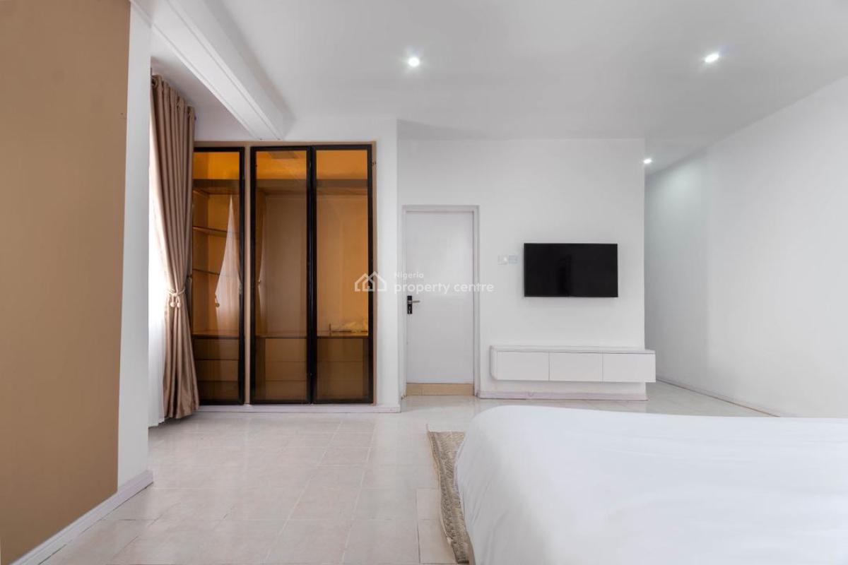 Top Luxury Waterfront 4 Bedroom with Pool, Gym and Games, Lekki Phase 1, Lekki, Lagos, Flat / Apartment Short Let