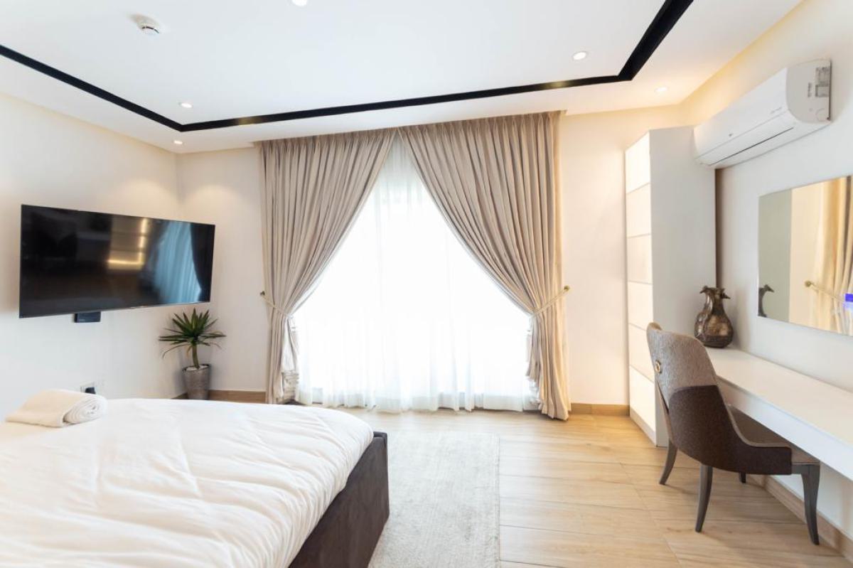 Luxury 3 Bedroom Waterfront with Pool and City View, Joneer Court, Lekki Phase 1, Lekki, Lagos, Flat / Apartment Short Let