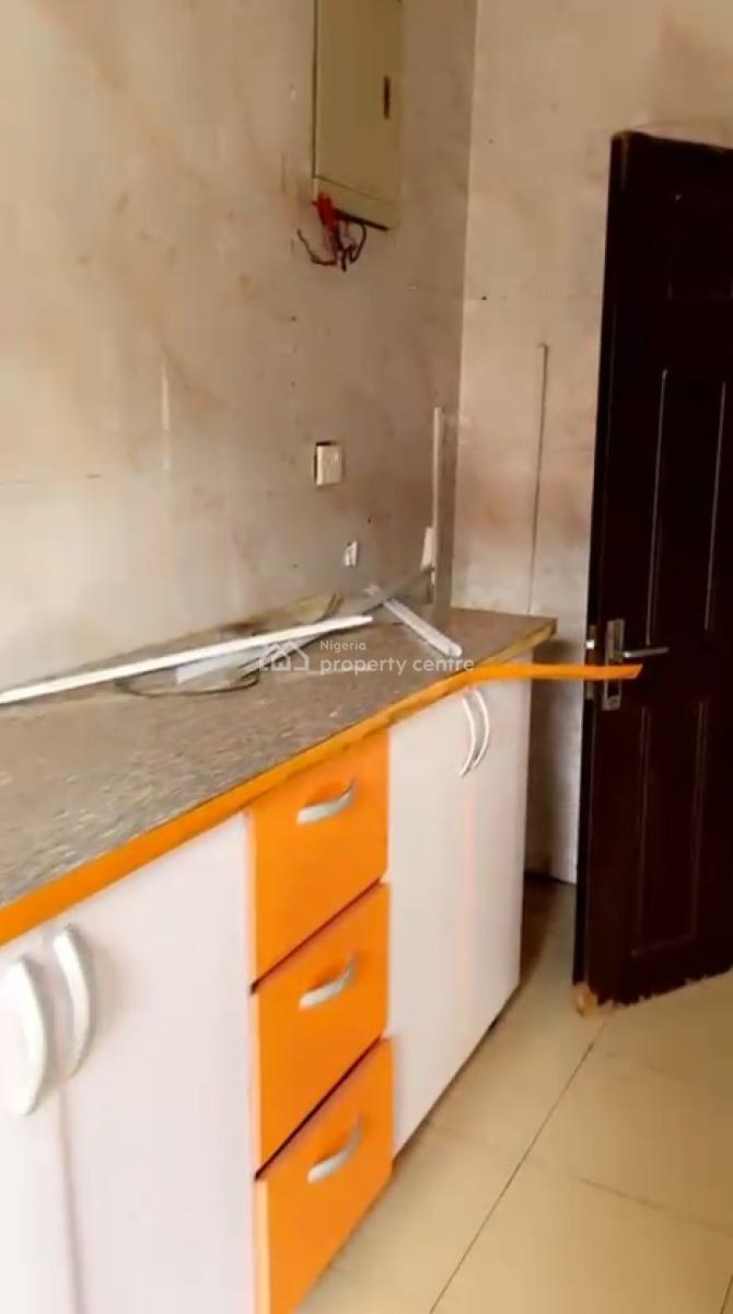 Relatively New Spacious 3bedroom Flat Available on Interlocking Road, Ogudu, Ori-oke, Ogudu, Lagos, Flat / Apartment for Rent