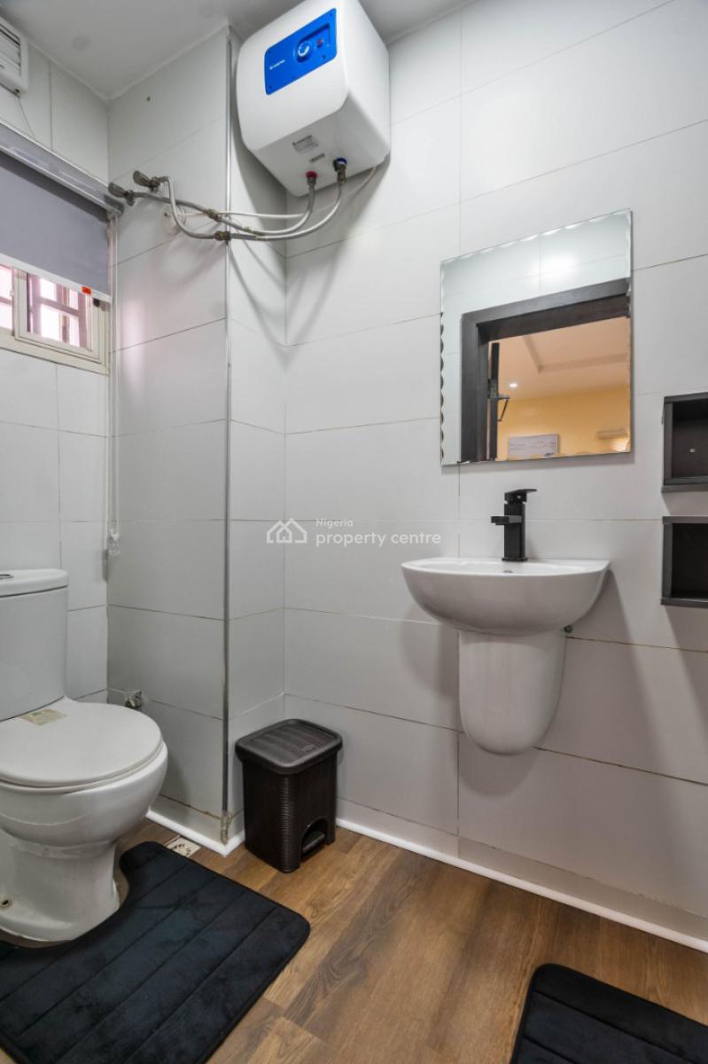 Exquisite 2  Bedroom Apartment with Balcony and Football Pitch, Fun and Relaxing Stay, Homey Feel, Lekki Phase 1, Lekki, Lagos, Flat / Apartment Short Let