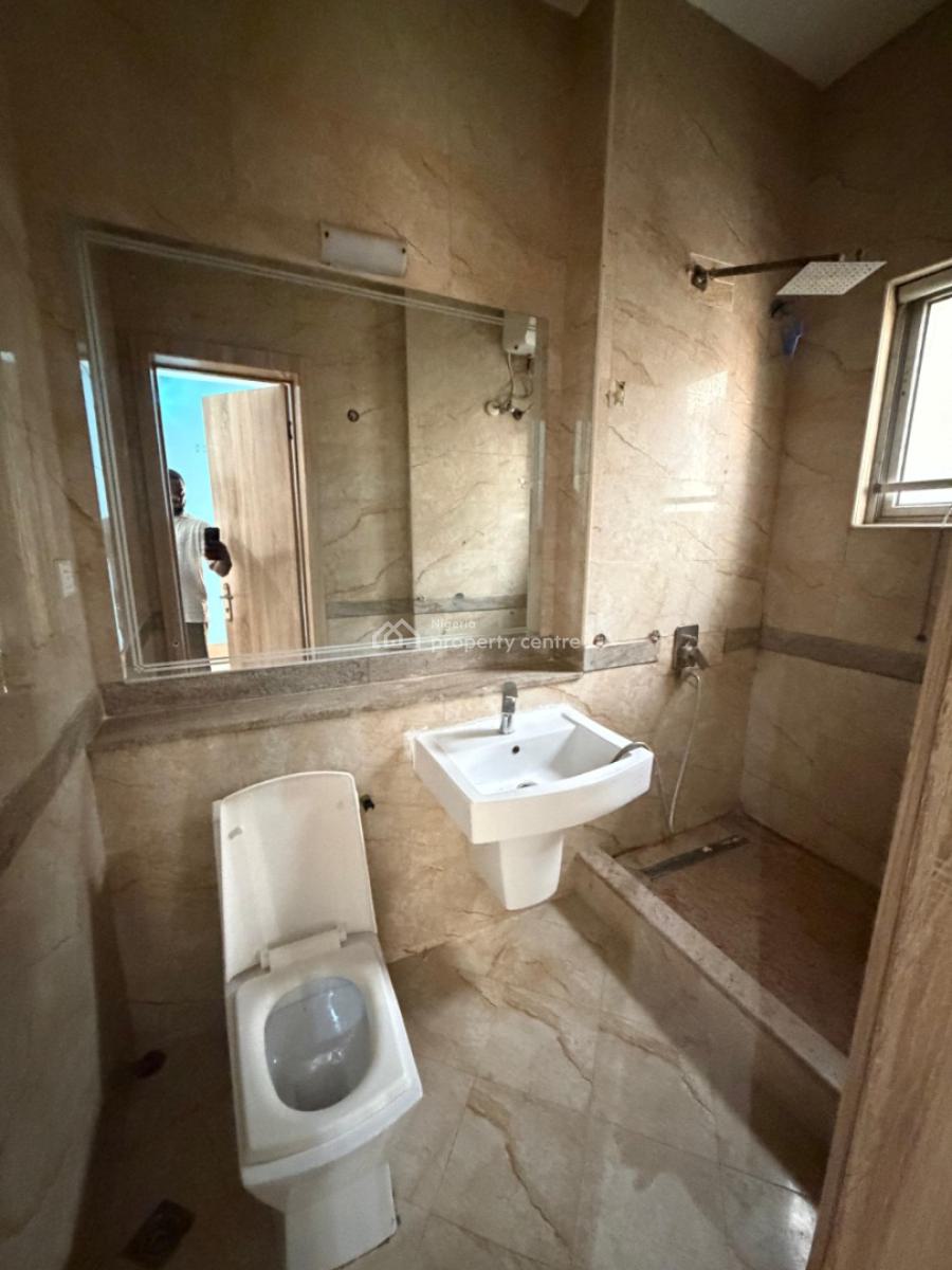 Spacious 3bedroom Fully Serviced with Bq, Lekki Phase 1, Lekki, Lagos, Flat / Apartment for Rent