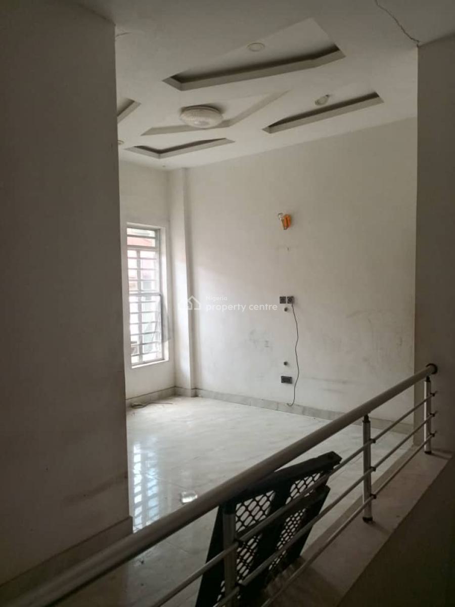 Distress 4 Bedroom Semi Detached House, Osapa London Lekki Lagos, Osapa, Lekki, Lagos, Semi-detached Duplex for Sale