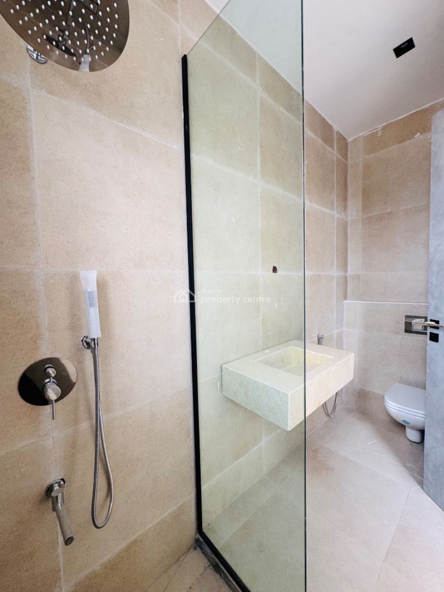 Spacious 2 Bedroom Apartment, Lekki Phase 1, Lekki, Lagos, Flat / Apartment for Sale