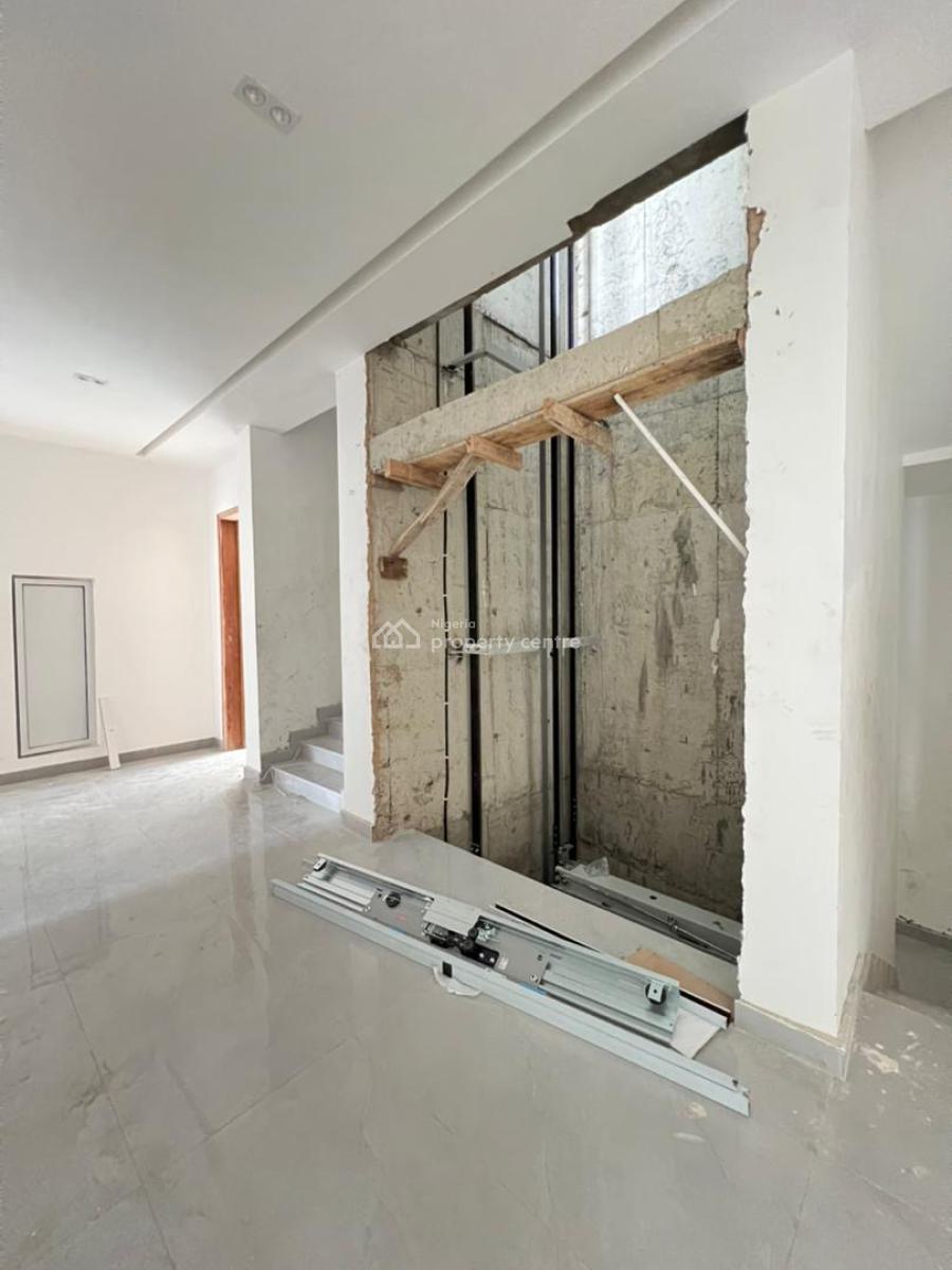 Spacious 2 Bedroom Apartment with and Elevator and Swimming Pool, Lekki Phase 1, Lekki, Lagos, Flat / Apartment for Sale