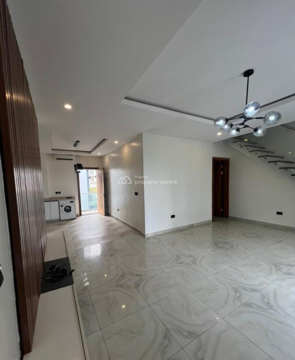 Serviced with 24/7 Power Supply 2 Bedroom En-suite Maisonette with an, Lekki Phase 1, Lekki, Lagos, House for Rent